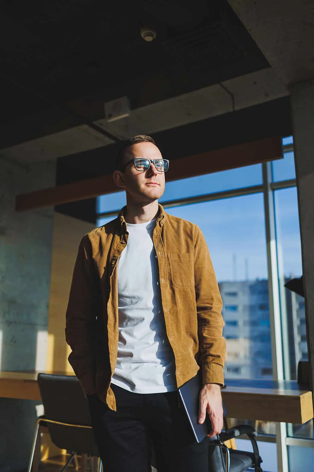 Man holding laptop in office